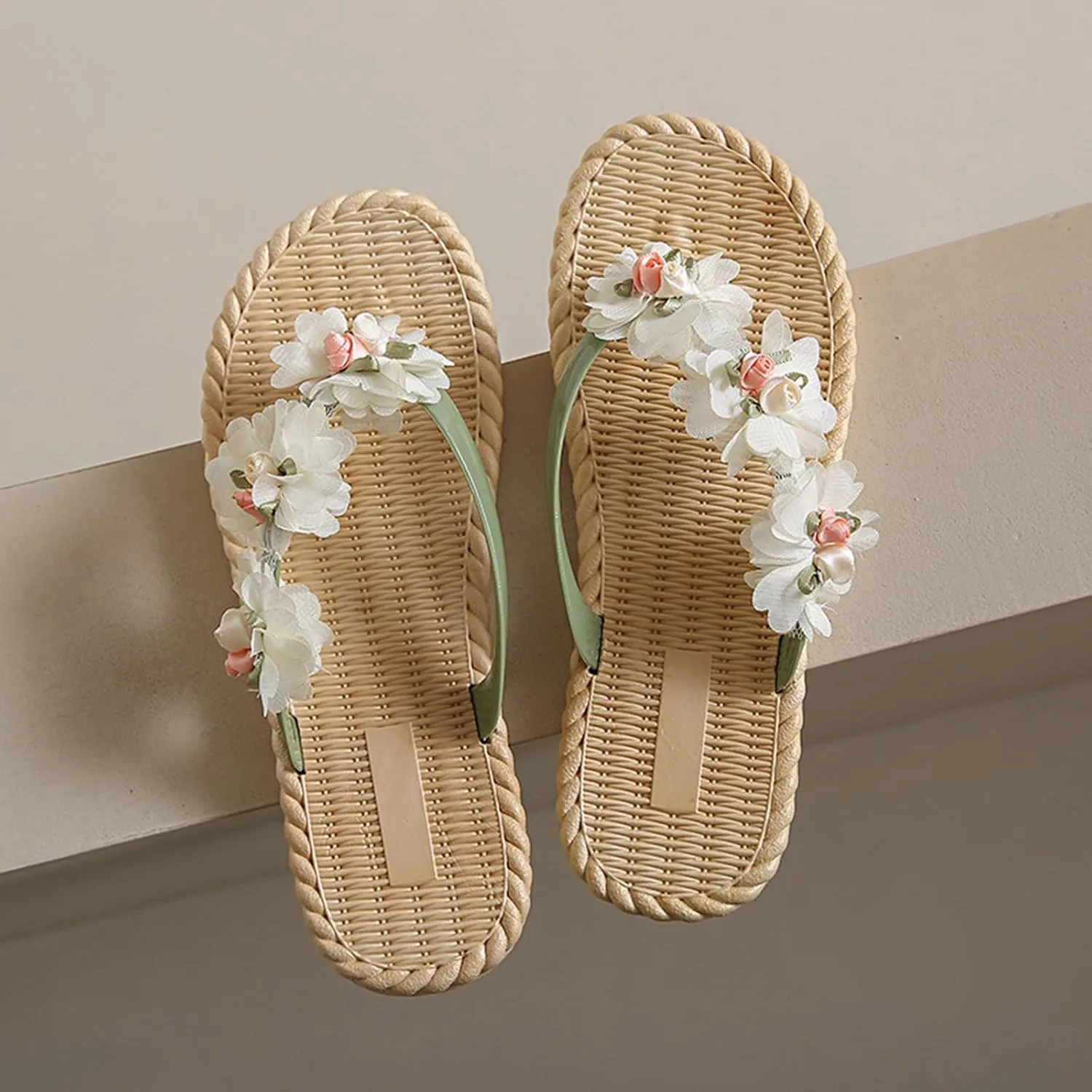 Women's Gardenia Flower Flip-Flop Slip On Bohemia Raffia Straw Footbed Flat Sandals Cute Dressy Summer Sandals 2025