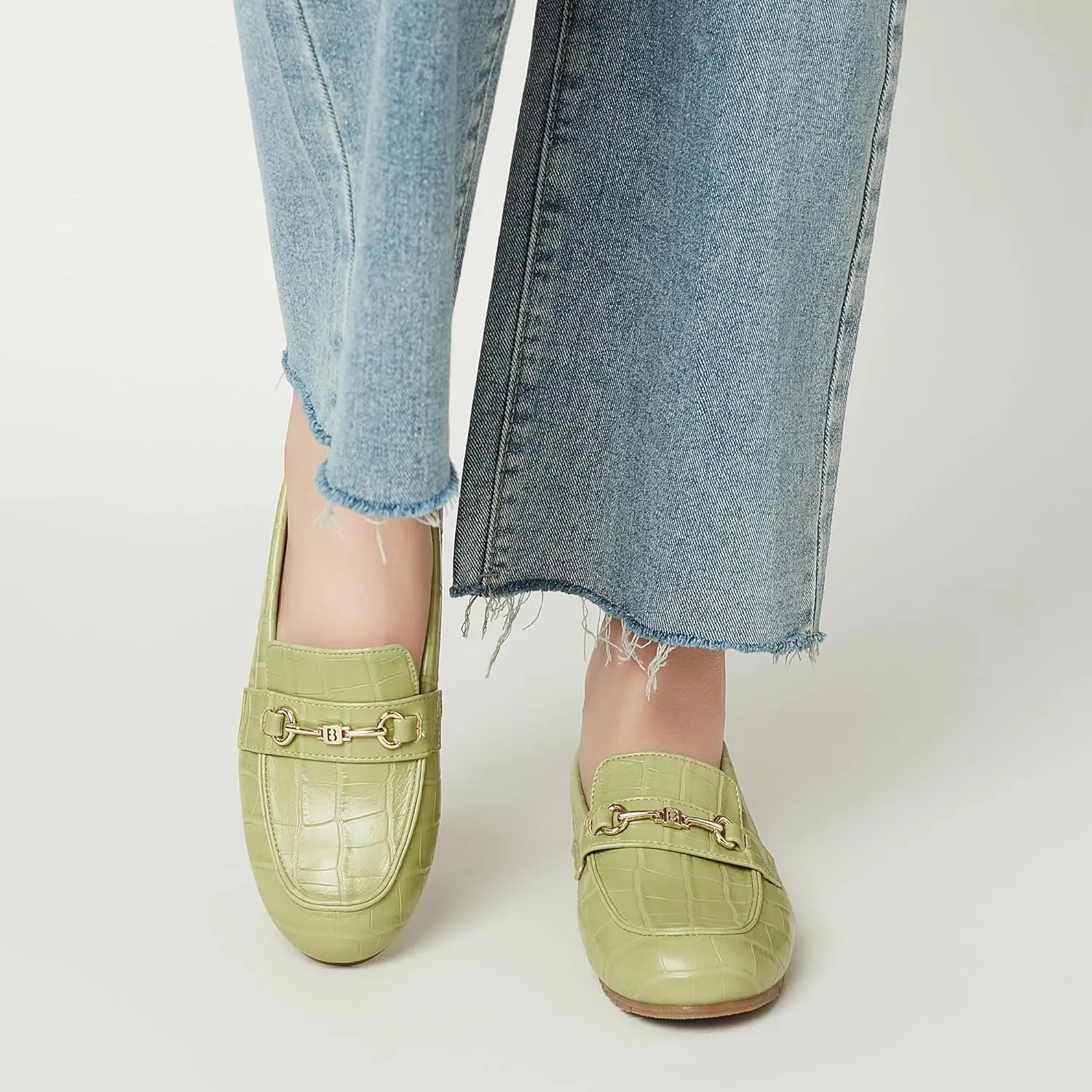 Women's Wide Loafers Casual Slip on Flat Shoes Women's Comfort Penny Loafers with Arch Support Women Dressy Moccasins