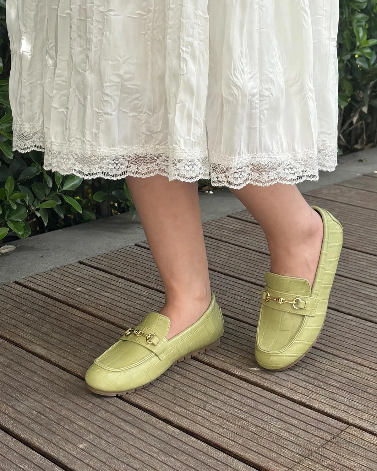 Women's Wide Loafers Casual Slip on Flat Shoes Women's Comfort Penny Loafers with Arch Support Women Dressy Moccasins